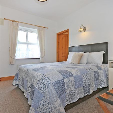 The Courtyard B&B Бънрати Екстериор снимка