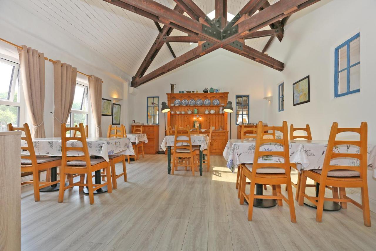 The Courtyard B&B Бънрати Екстериор снимка