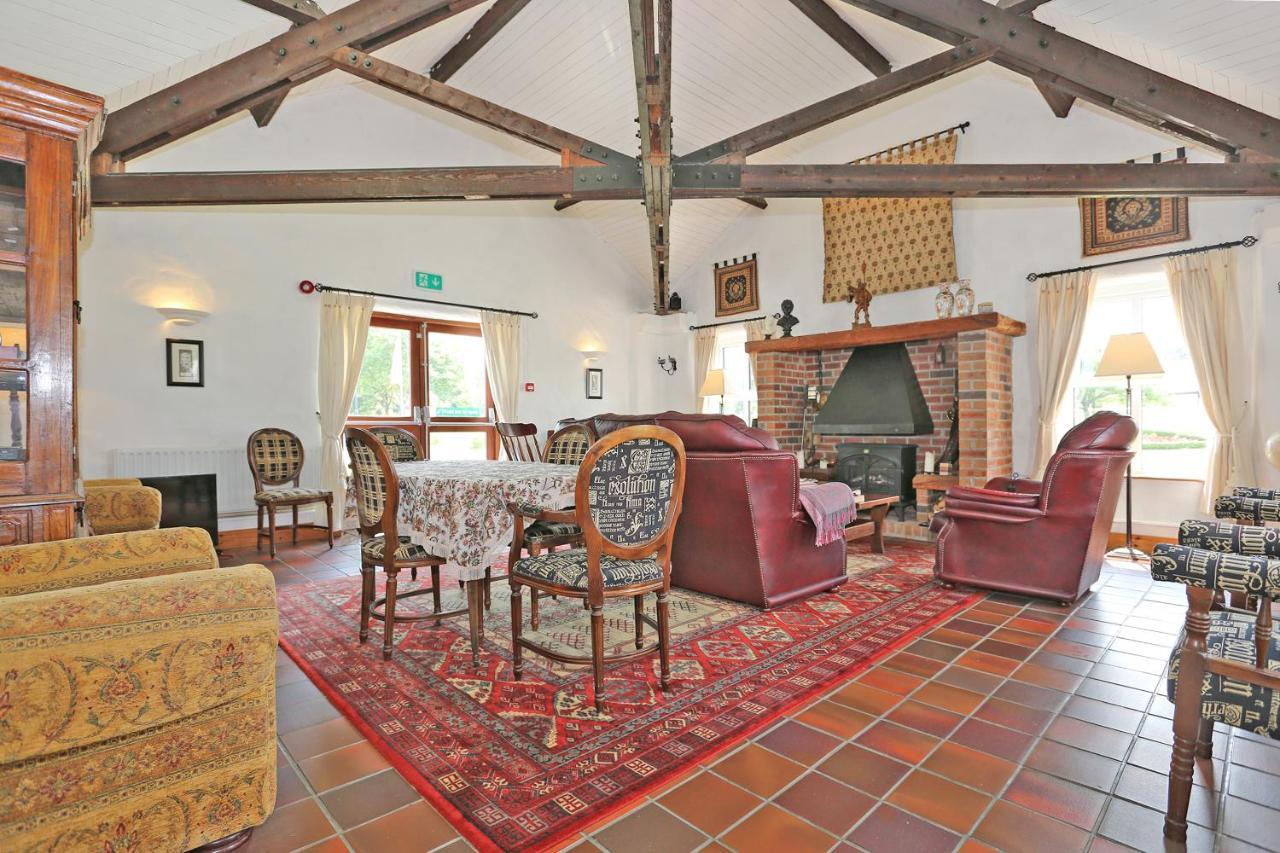 The Courtyard B&B Бънрати Екстериор снимка